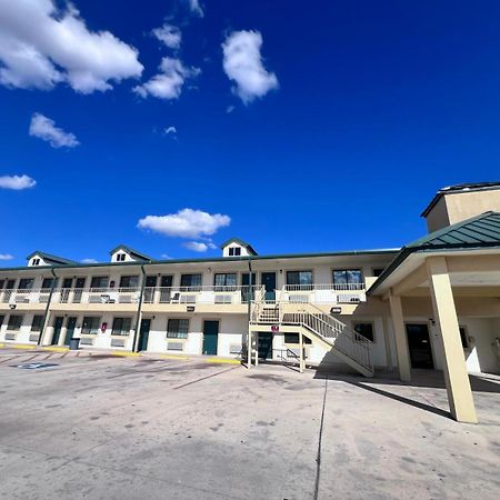 Oyo Garden Inn And Suites Pearsall I-35 East Dış mekan fotoğraf