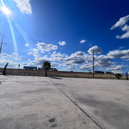 Oyo Garden Inn And Suites Pearsall I-35 East Dış mekan fotoğraf