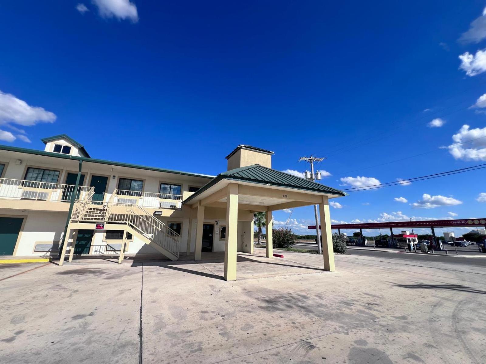 Oyo Garden Inn And Suites Pearsall I-35 East Dış mekan fotoğraf
